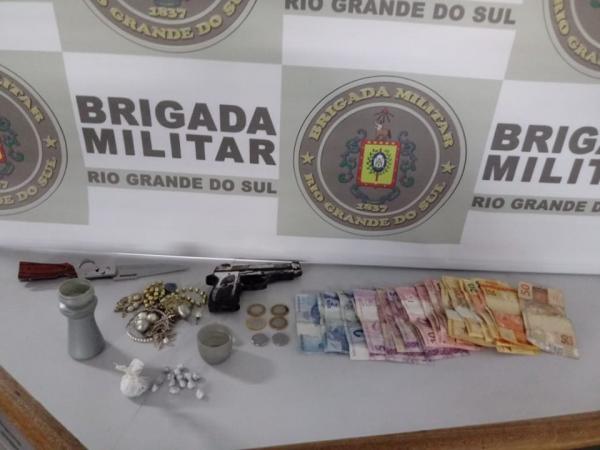 Drogas, dinheiro e outros objetos apreendidos durante a ação do Pelotão de Operações Especiais do 37º BPM (Foto: Divulgação/Brigada Militar)