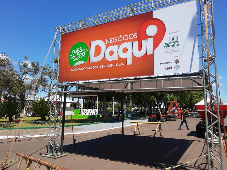 Única entrada da feira fica nas imediações da rótula no início da Avenida Redenção (Foto: Jonas Martins)