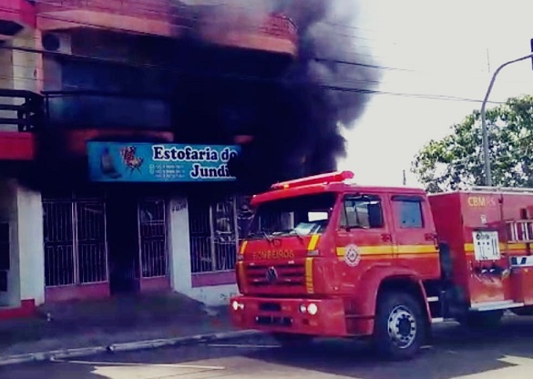 Suspeita é que o incêndio começou após a explosão de um botijão de gás na área interna da estofaria (Foto: Reprodução/Três Passos News)