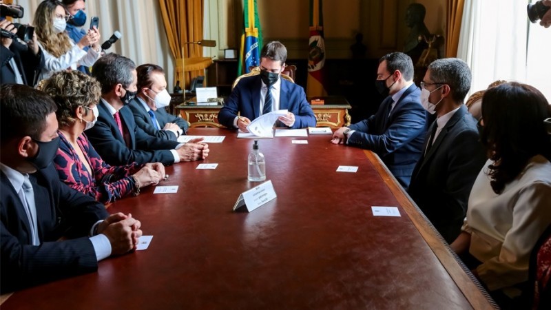 Acordo foi assinado pelo governador Leite e pelos desembargadores Voltaire de Lima Moraes, Carmen Gonzalez e Ricardo Teixeira - Foto: Gustavo Mansur / Palácio Piratini