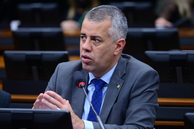 Evair Vieira de Melo: “Além da poluição, as embarcações naufragadas também importam risco à segurança da navegação - (Foto: Billy Boss/Câmara dos Deputados)