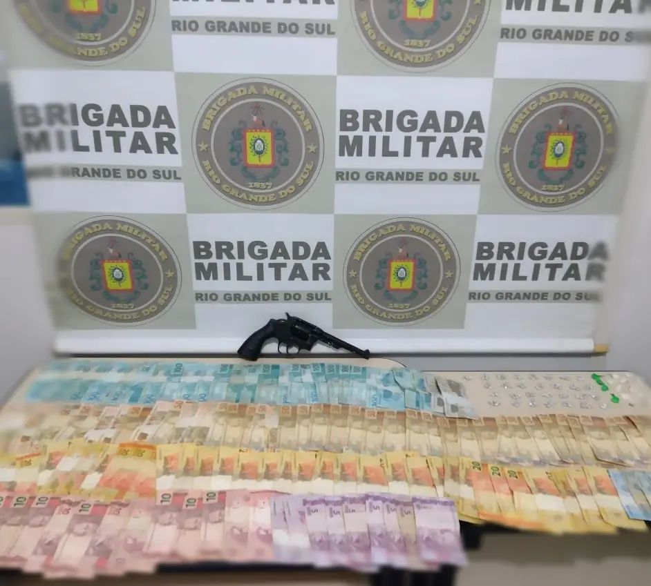Entorpecentes, dinheiro e o revólver apreendidos pelos policiais militares (Foto: Divulgação | BM)
