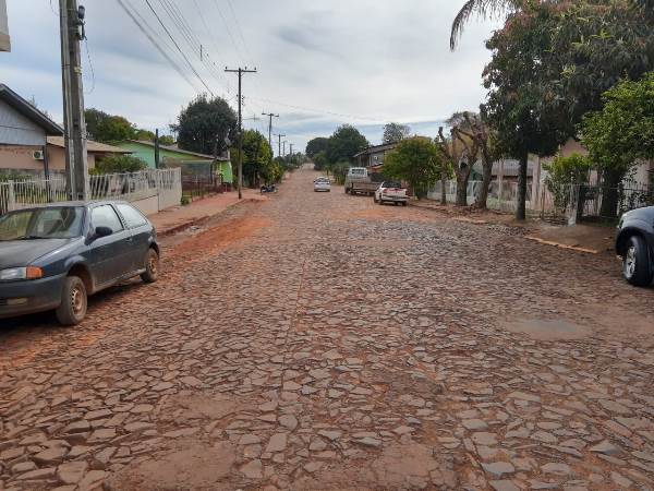 Edital prevê asfaltamento nas ruas Santa Rosa e Santos Dumont (Foto: Reprodução/Planeta FM)