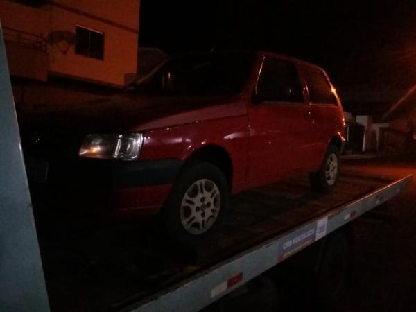Fiat Uno foi localizado pela guarnição policial minutos depois do comunicado de furto (Foto: Divulgação/Brigada Militar)
