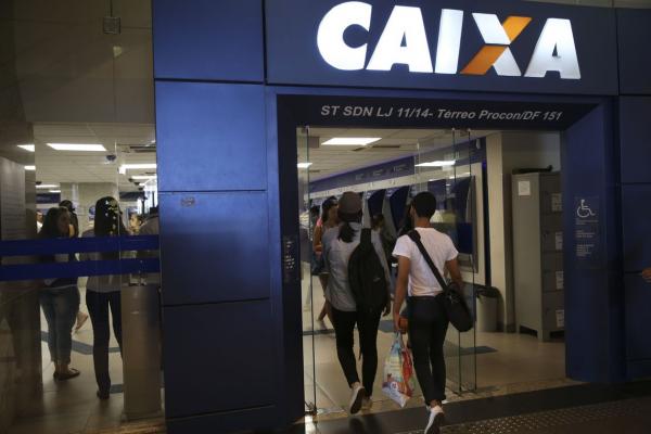 Caixa Econômica Federal iniciou neste mês o depósito automático para quem tem poupança (Foto: José Cruz/Agência Brasil)