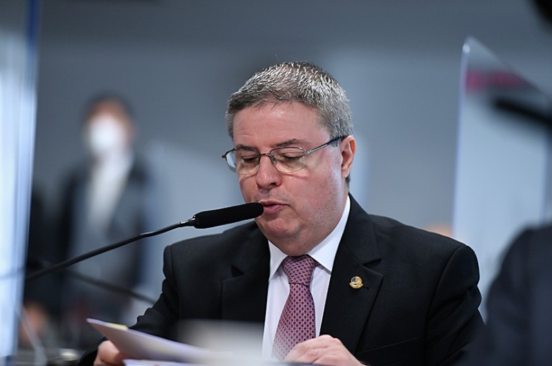 Antonio Anastasia lê seu relatório na reunião da CCJ nesta quarta - Edilson Rodrigues/Agência Senado