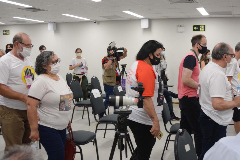 Familiares de vítimas da Kiss deixam o júri em protesto (Foto: Ricardo Giusti)