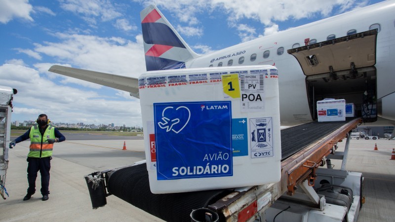 Lotes de Janssen e Pfizer enviados pelo Ministério da Saúde chegaram ao aeroporto da capital no início da tarde desta quarta (8) - Foto: Felipe Dalla Valle / Palácio Piratini