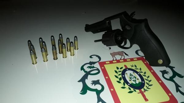 Revólver calibre 38 e as munições apreendidas (Foto: Divulgação/Brigada Militar)
