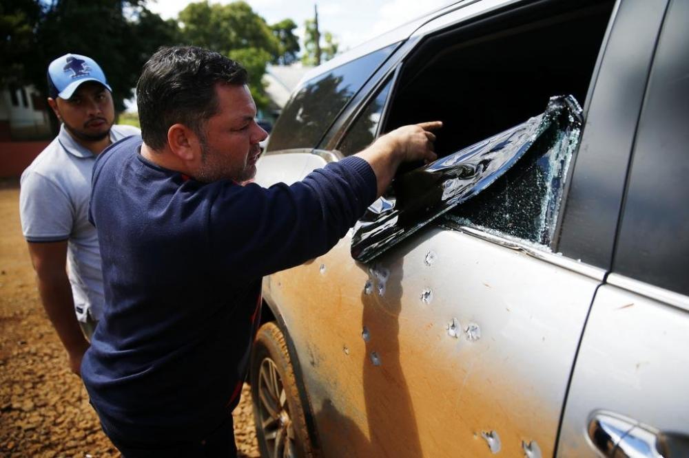 Na época, o Cacique mostrou a camionete atingida por tiros. (Foto: Félix Zucco/Agência RBS)
