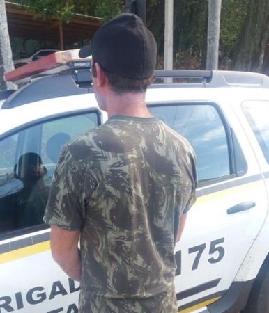 Após os trâmites legais na Delegacia de Polícia, indivíduo foi conduzido ao Presídio Estadual de Três Passos (Foto: Divulgação/Brigada Militar)