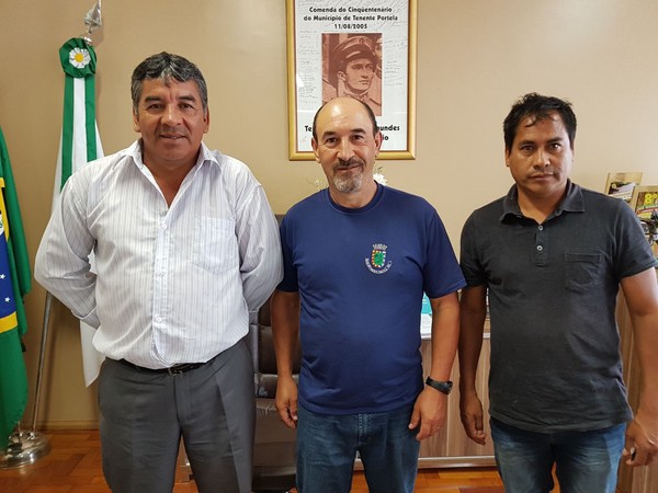 Após a eleição Carlinhos e Vandinho visitaram as autoridades da região. Na foto com o vice prefeito de Tenente Portela Valdir Soares