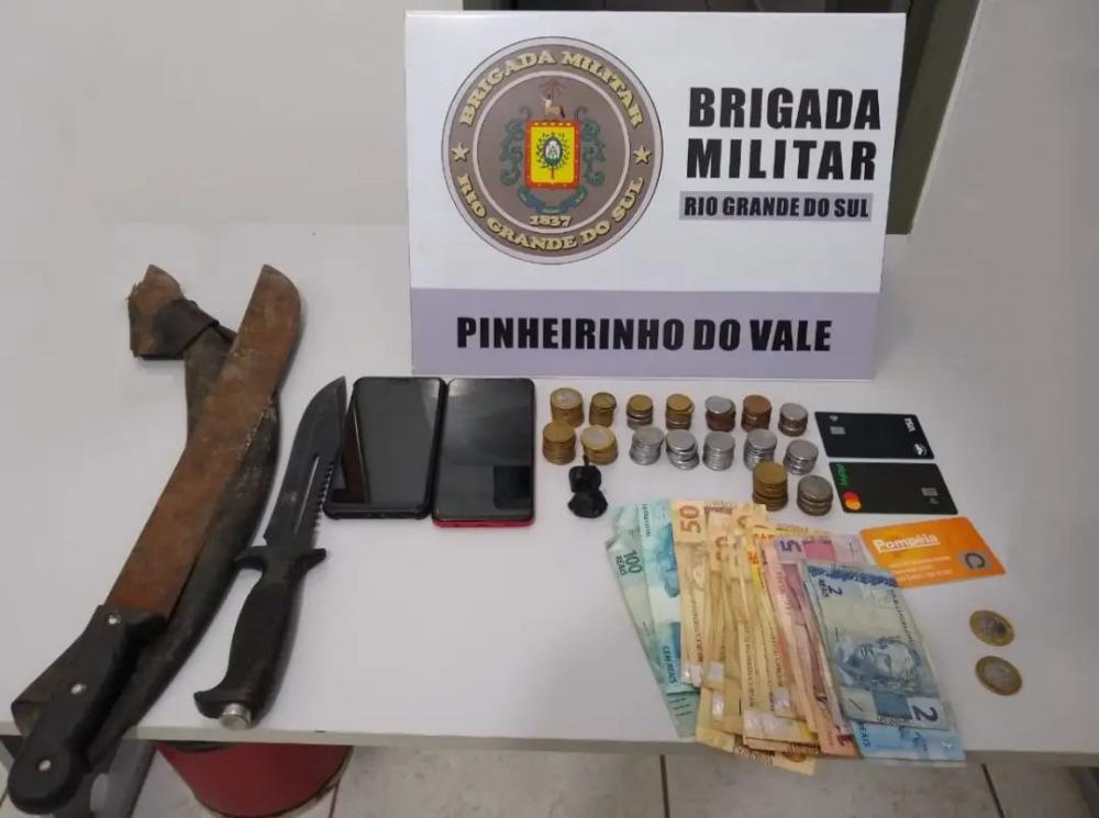 Materiais apreendidos pelos policiais militares e apresentados na Delegacia da Polícia Civil (Foto: Divulgação | BM)