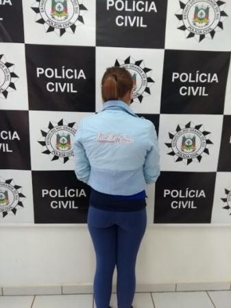 A mulher é investigada pela prática de crime de tráfico de drogas. (Foto: Divulgação/Polícia Civil)
