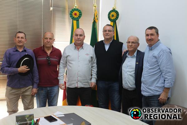 Prefeito de Campo Novo e o presidente da Cotricampo se reuniram com empresários (Foto: Observador Regional)