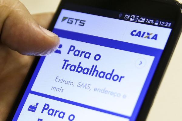  Ao confirmar esta opção em um dos canais divulgados pelo banco, o trabalhador deixará de efetuar o saque em caso de rescisão de contrato de trabalho - Marcelo Camargo/Agência Brasil