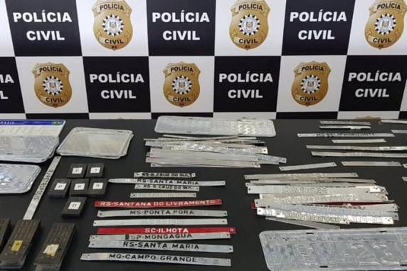 Foram apreendidos materiais para adulteração de placas (Foto: Divulgação/Polícia Civil)