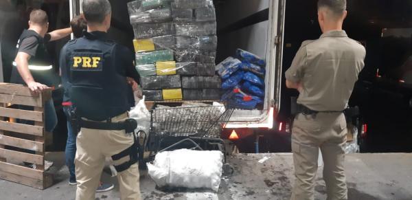 Droga estava acondicionada no fundo de um caminhão baú - Foto: PRF
