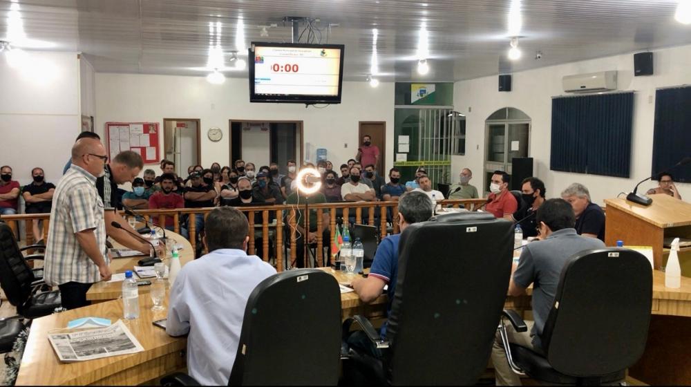 Texto que autoriza o financiamento de R$ 7,5 milhões foi aprovado com cinco votos a favor e três contrários (Foto: Diones Roberto Becker)