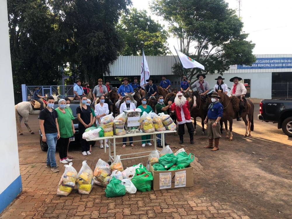 Momento da entrega dos alimentos no Hospital Santo Antônio de Pádua (Foto: Diones Roberto Becker)