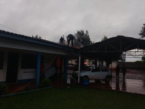 Moradores atuando para controlar o incêndio que atingiu a sala onde funciona a secretaria da APAE (Foto: Neusa Antoniolli)