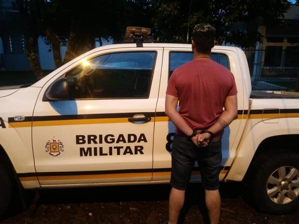 Após a lavratura do flagrante, homem foi conduzido ao Presídio Estadual de Três Passos (Foto: Divulgação/Brigada Militar)