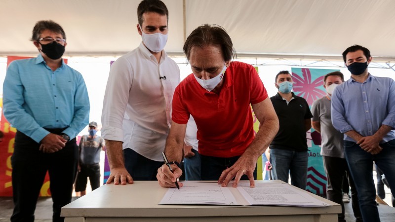 Governador Leite e o secretário Costella na assinatura de 3 convênios para obras de melhorias em estradas rumo ao litoral - Foto: Gustavo Mansur / Palácio Piratini