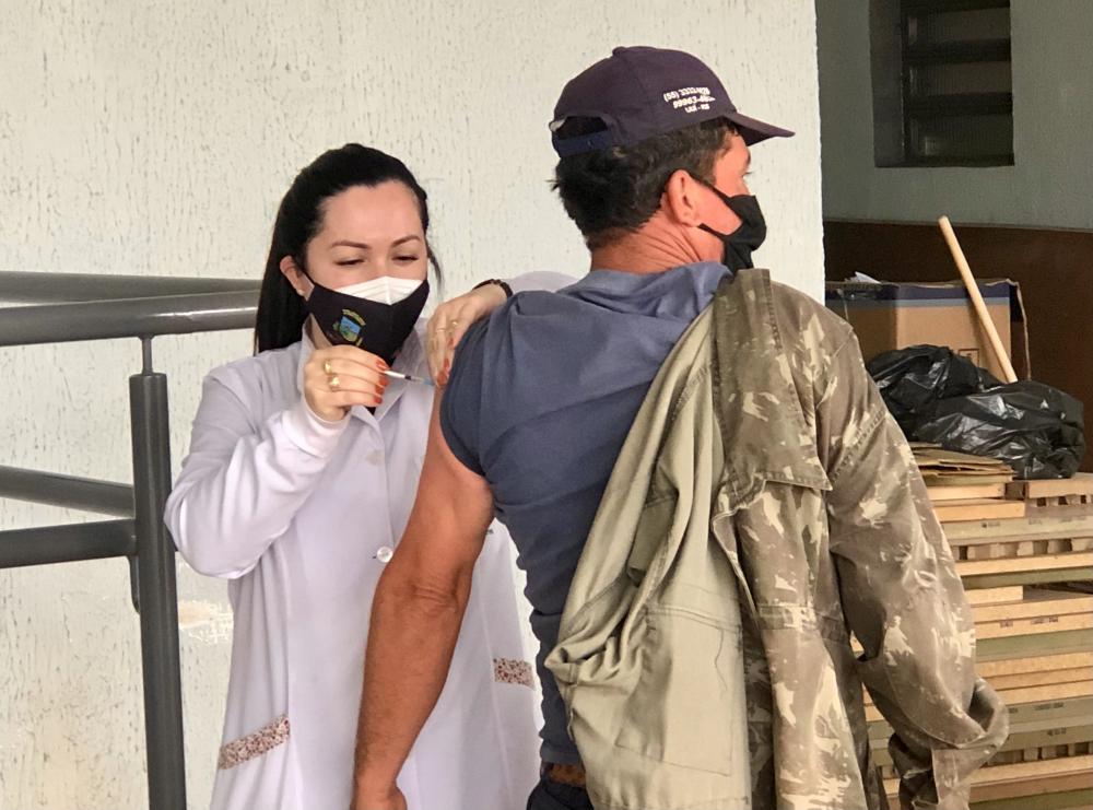 SES autorizou a redução do intervalo para quatro meses na aplicação da dose de reforço na população acima de 18 anos (Foto: Diones Roberto Becker)