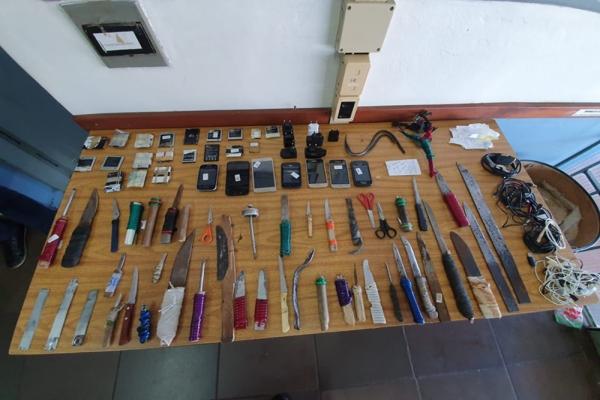 Foram encontrados diversos celulares e 