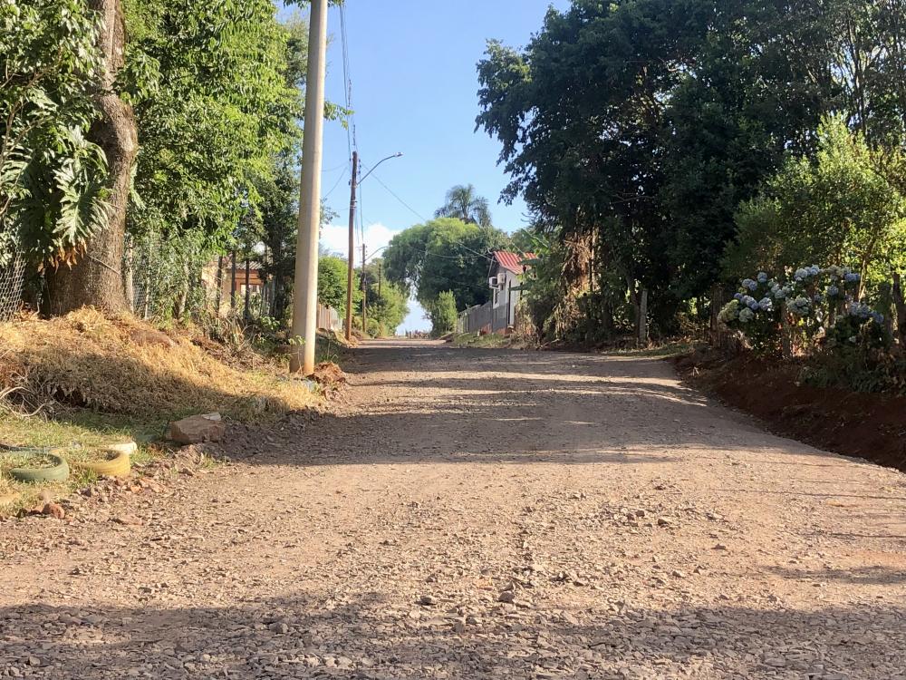 Rua em Esquina Evangélica que recentemente recebeu cascalho e resíduo de brita (Foto: Diones Roberto Becker)