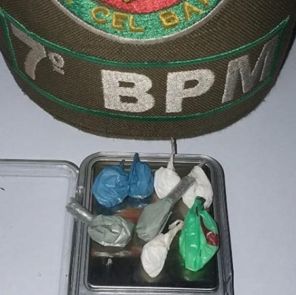 Policiais militares apreenderam oito buchas de cocaína, totalizando 4,4 gramas (Foto: Divulgação/Brigada Militar)