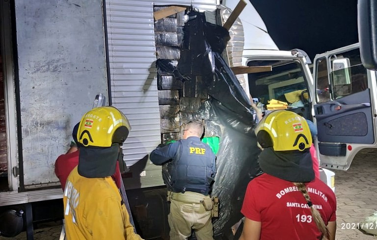 Foi preciso o apoio do corpo de bombeiros para acessar a droga (Foto: Divulgação)