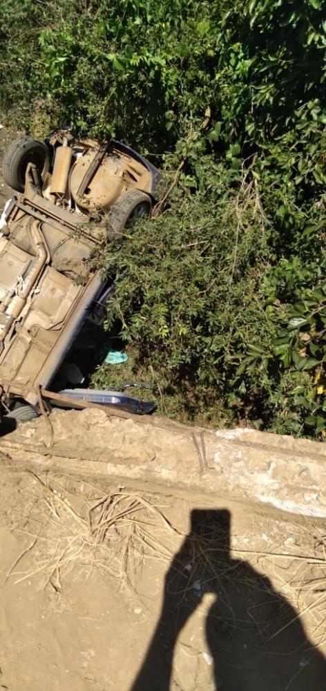 O carro despencou de cima da ponte (Foto:Sandra Nascimento)