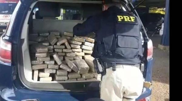 Tabletes de maconha eram transportados em fundo falso no porta-malas de um automóvel abordado na BR 386 (Foto: Divulgação/PRF)