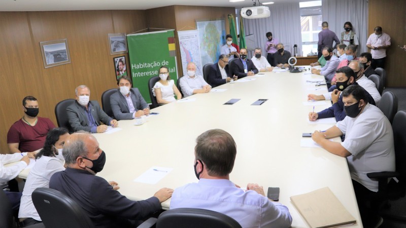 Prefeitos assinaram os convênios na Secretaria de Obras e Habitação - Foto: Saul Teixeira/Ascom SOP