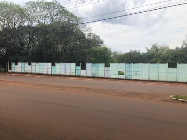 Recentemente, vândalos destruíram inúmeras placas de concreto que cercam o Estádio Municipal de Coronel Bicaco (Foto: Diones Roberto Becker)