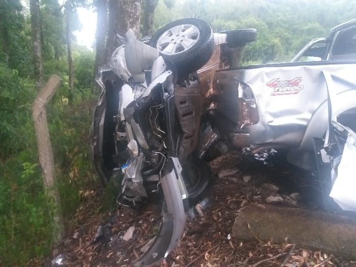 Carros ficaram bastante danificados na colisão (Foto: Corpo de Bombeiros)