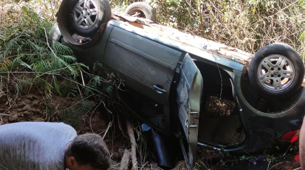 Veículo ficou capotado dentro do Lageado Canhada Funda (Foto: Jornal Província/Renata Corrêa)