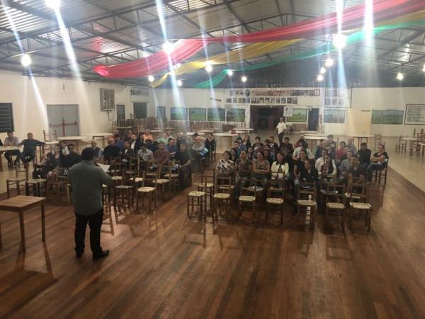 Assembleia Geral Extraordinária ocorreu na noite desta terça-feira (15), na sede social do CTG Tropeiros do Campo Santo (Foto: Diones Roberto Becker)