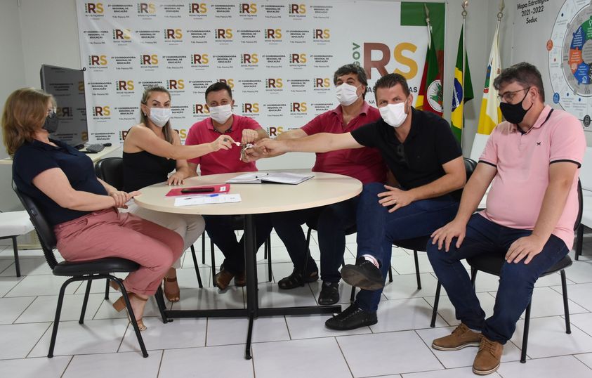 Coordenadora repassou, simbolicamente, chave da instituição para o município (Foto: Ascom/Três Passos)