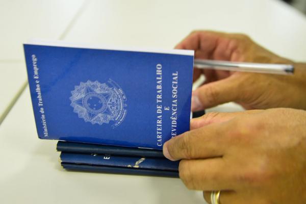  A criação de empregos totaliza 761.776 de janeiro a setembro, 6% a mais que no mesmo período do ano passado. - Marcello Casal/Agência Brasil