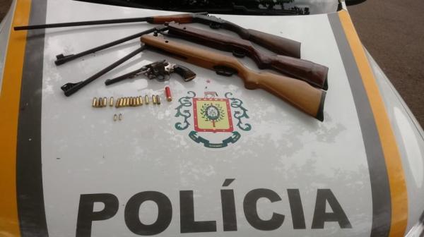 Armas de fogo apreendidas durante o fato registrado no setor indígena de Três Soitas, na Terra do Guarita (Foto: Divulgação/Brigada Militar)
