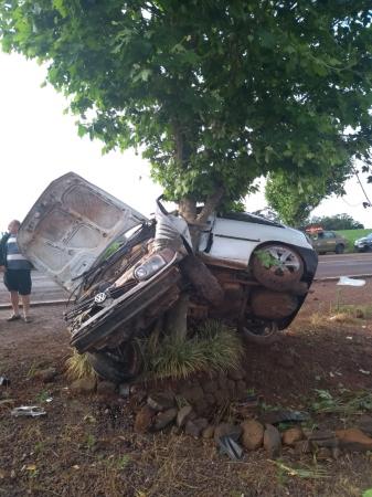 Automóvel colidiu contra uma árvore situada as margens da RST 472 (Foto: Reprodução/WhatsApp)