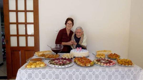 Helena com a tia Corina, no último aniversário dela comemorado em maio deste ano (Foto: Arquivo Pessoal)