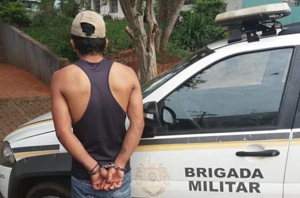 Suspeito do furto foi preso e encaminhado a Delegacia de Polícia de Tenente Portela para o registro da ocorrência (Foto: Divulgação/Brigada Militar)
