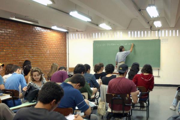 Apenas 5% dos jovens brasileiros de 15 anos pretendem seguir carreira no magistério (Foto: Divulgação/Agência Brasil)