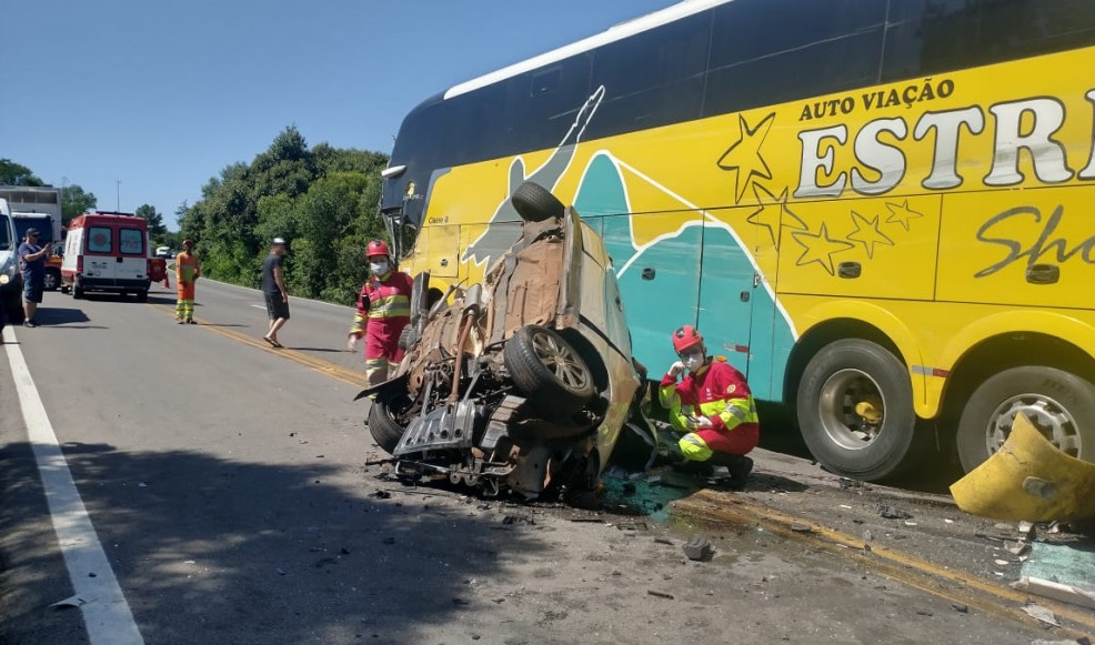 Fiat Pálio fazia uma ultrapassagem quando colidiu na lateral do ônibus e na frente do caminhão (Foto: Marcos Vinicius | Tua Rádio Cristal)