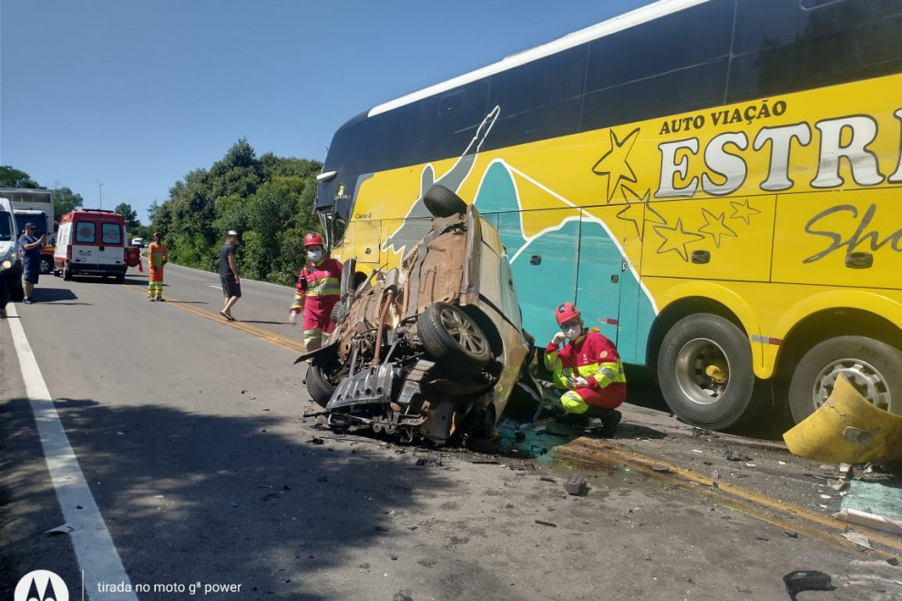 Veículo onde o casal transitava ficou completamente destruído (Foto: Marcos Vinicius/ Tua Rádio Cristal)