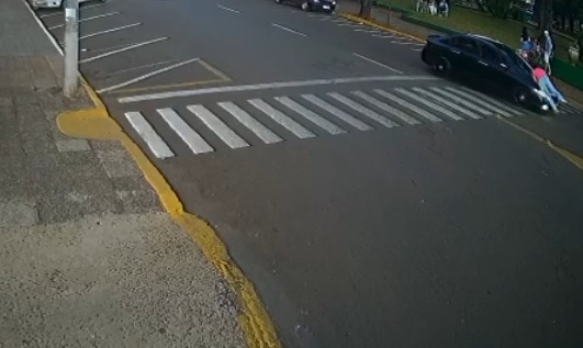 Mulher foi atingida por automóvel quando atravessava faixa de pedestre em direção à Praça do Índio (Foto: Reprodução)