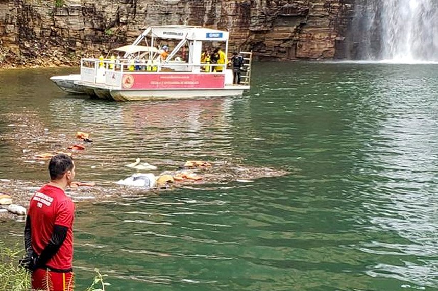 Corpo de bombeiros de Minas Gerais realizam buscas por desaparecidos após o acidente (Fonte: Agência Senado)